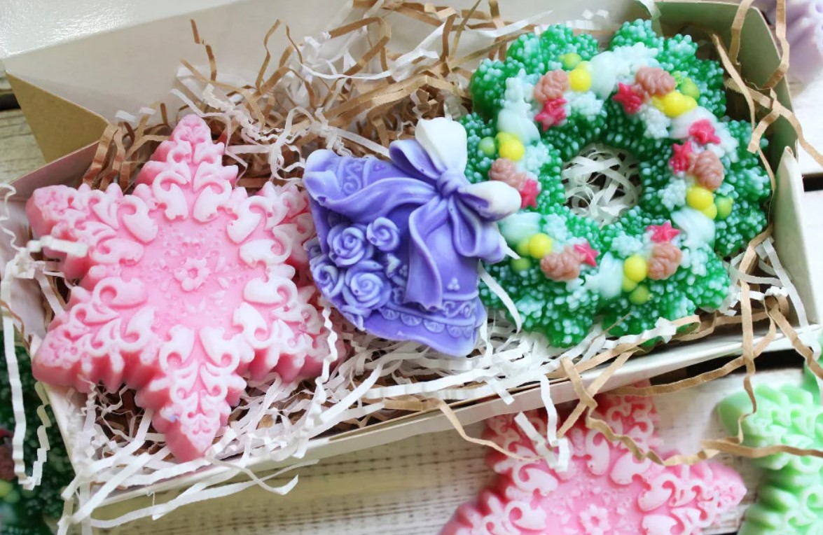 Новогоднее мыловарение. Мыло к новому году. Мыло елочка со звездами. Мыло ручной работы на новый год. Мыло на рождество.