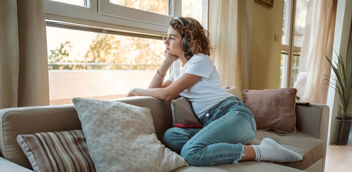 Можно ли оставить подростка одного на месяц: закон и риски